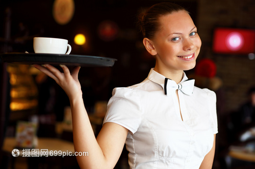 白色襯衫與優(yōu)雅托盤(pán)的協(xié)奏 記一位女服務(wù)員